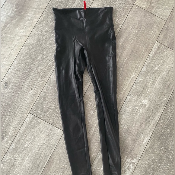 Blogger Fave ✨ Spanx Leather Like Leggings - Picture 2 of 4